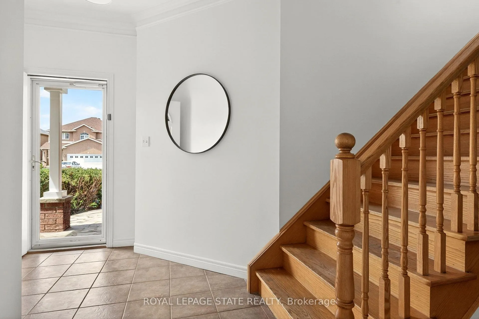 Photo 4 of 39 Distin Drive, Hamilton, Crerar — HOMEH