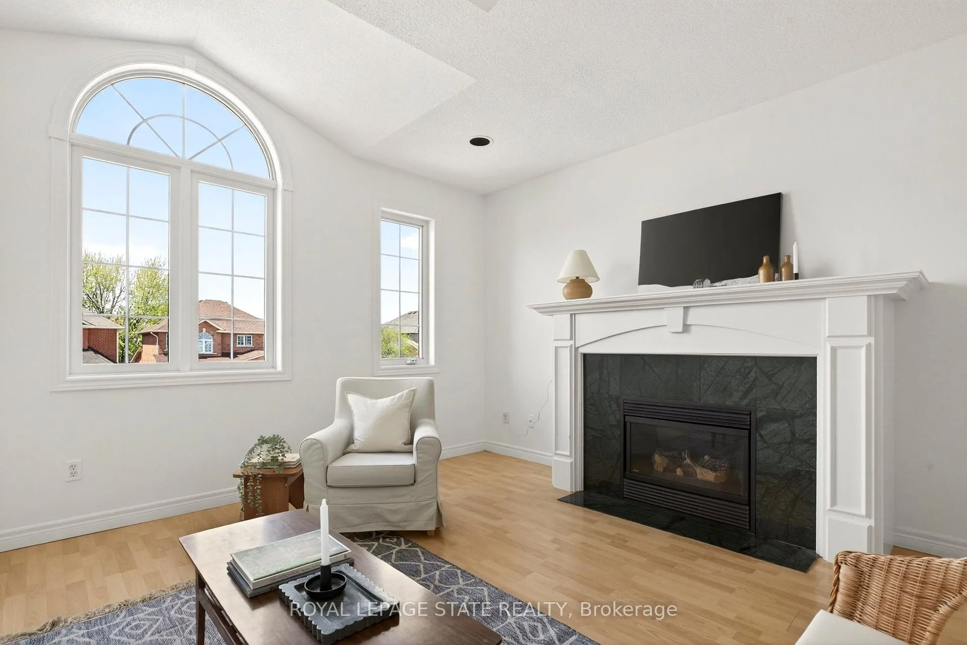 Photo 25 of 39 Distin Drive, Hamilton, Crerar — HOMEH