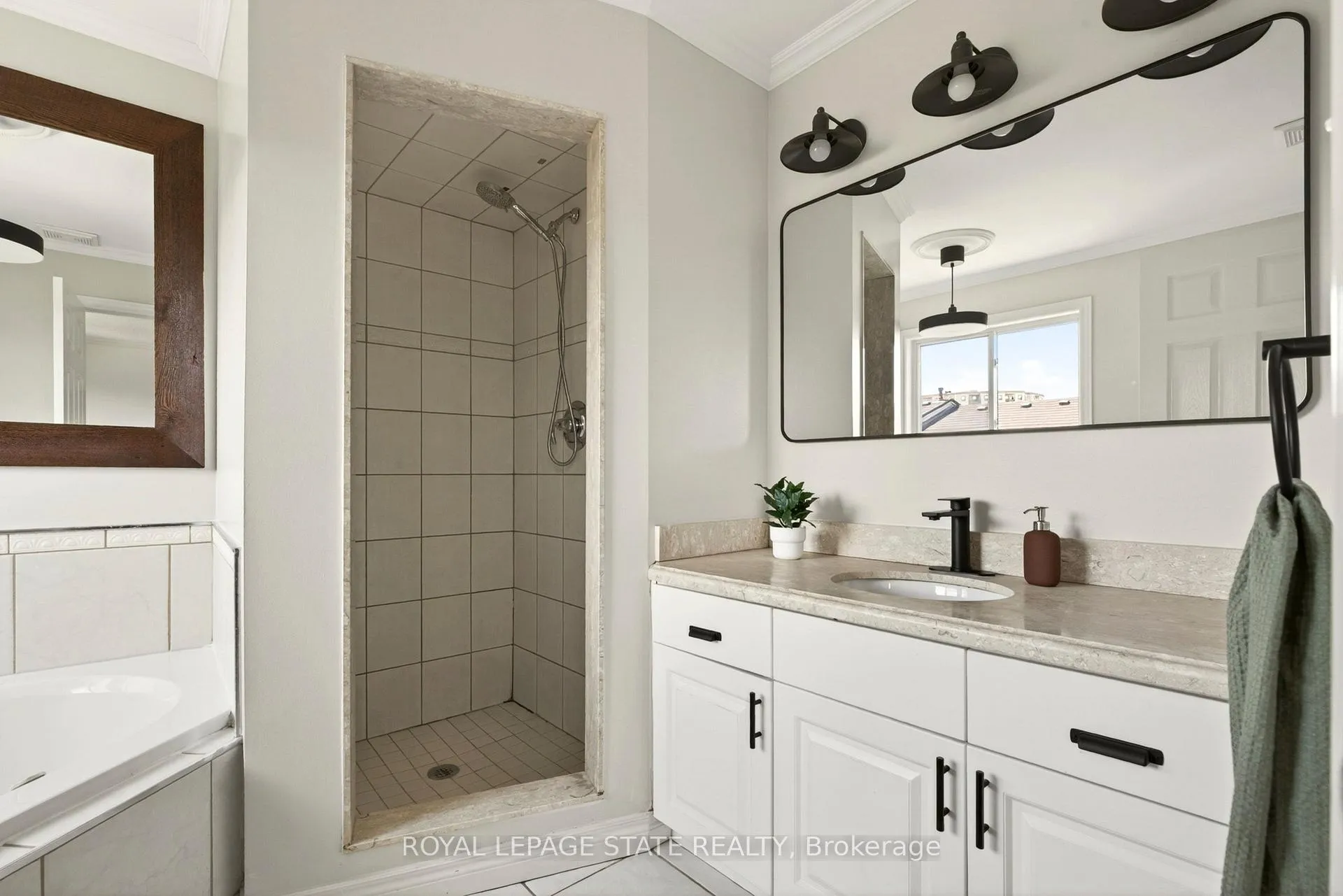 Photo 31 of 39 Distin Drive, Hamilton, Crerar — HOMEH