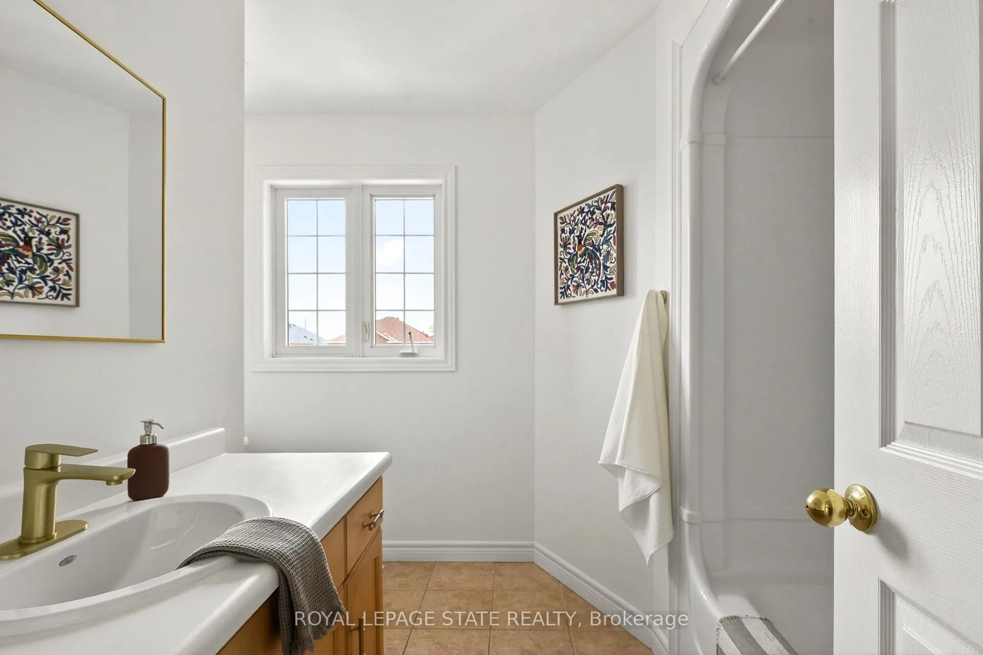 Photo 36 of 39 Distin Drive, Hamilton, Crerar — HOMEH