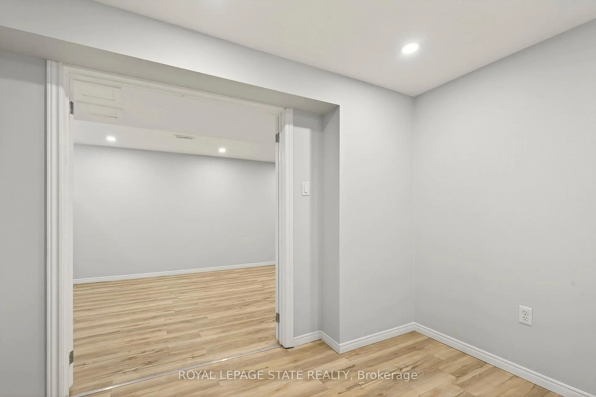 Photo 40 of 39 Distin Drive, Hamilton, Crerar — HOMEH