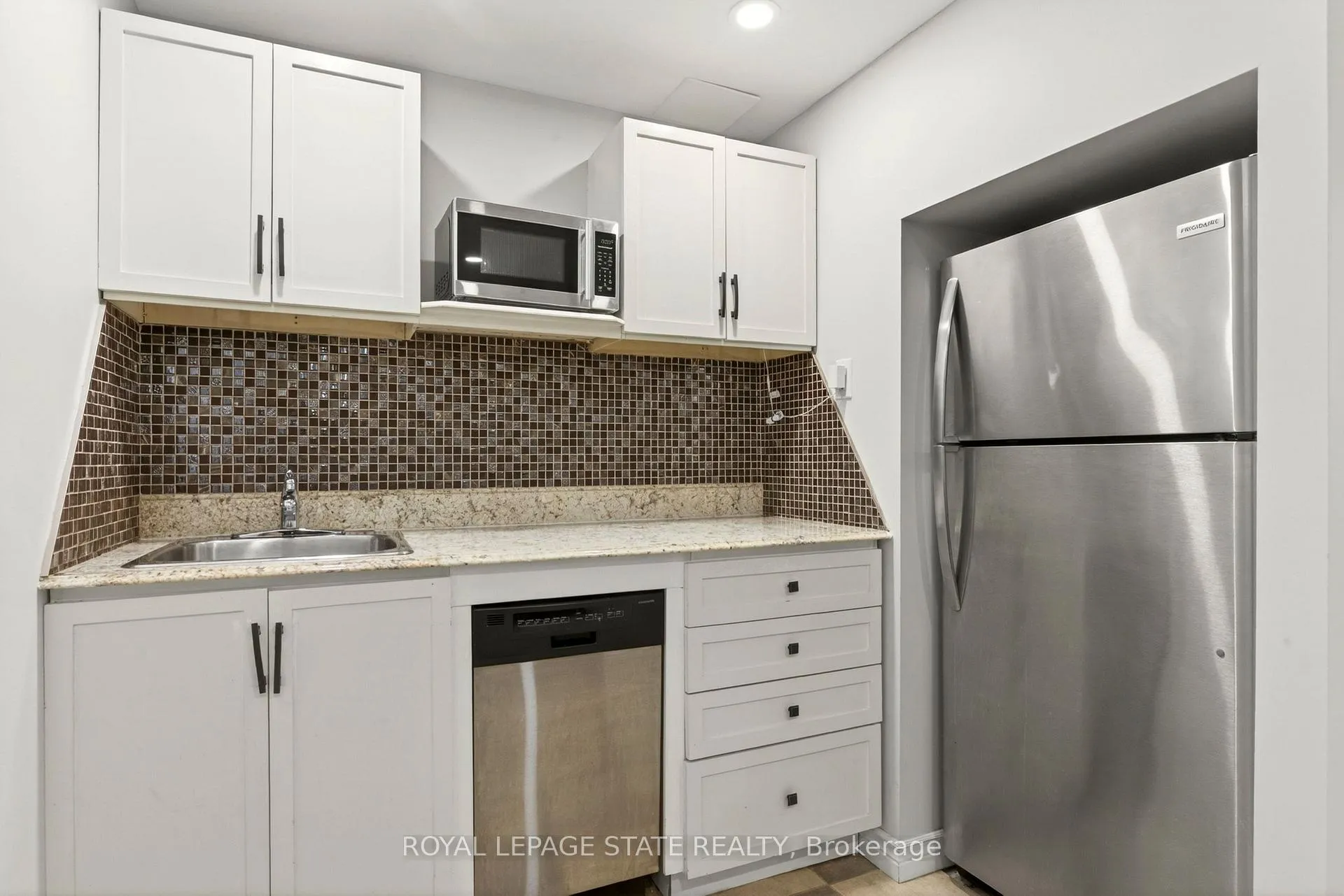 Photo 42 of 39 Distin Drive, Hamilton, Crerar — HOMEH