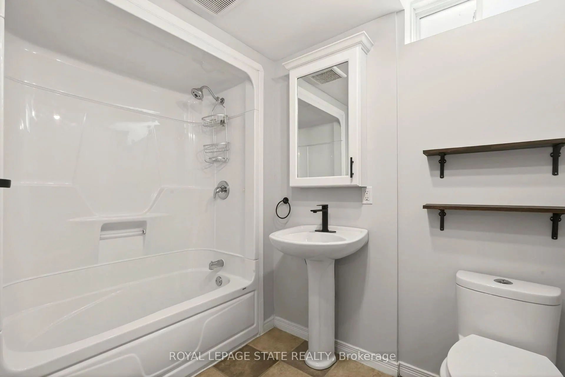 Photo 43 of 39 Distin Drive, Hamilton, Crerar — HOMEH