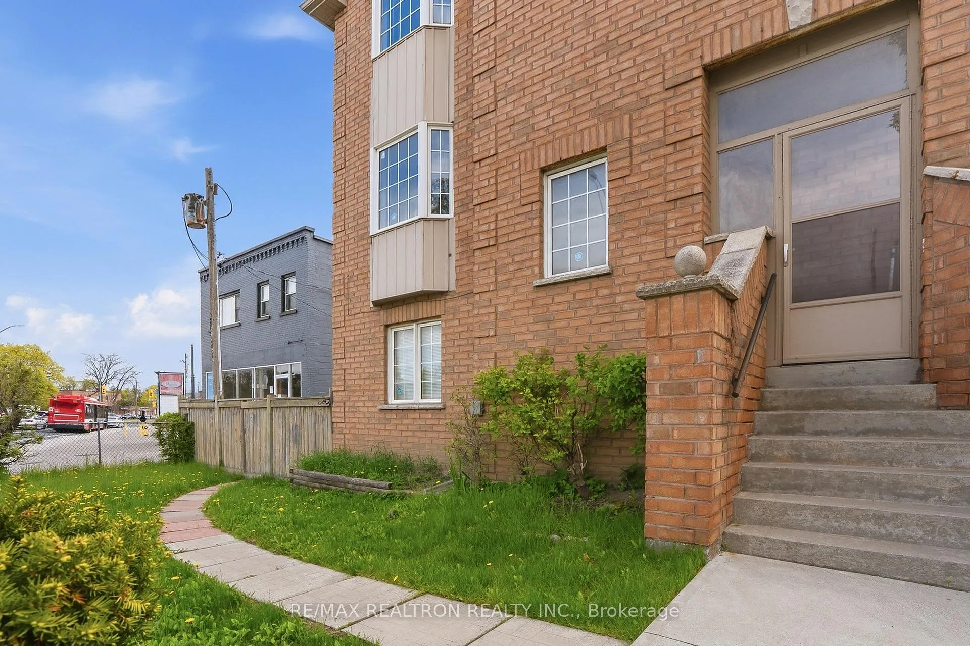 Photo 3 of 2 Eli Shackleton Court, Scarborough, West Hill — HOMEH