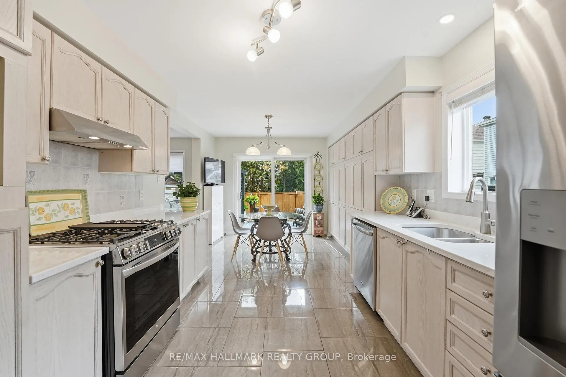 Photo 13 of 36 Palmadeo Drive, Ottawa, Barrhaven - Longfields — HOMEH