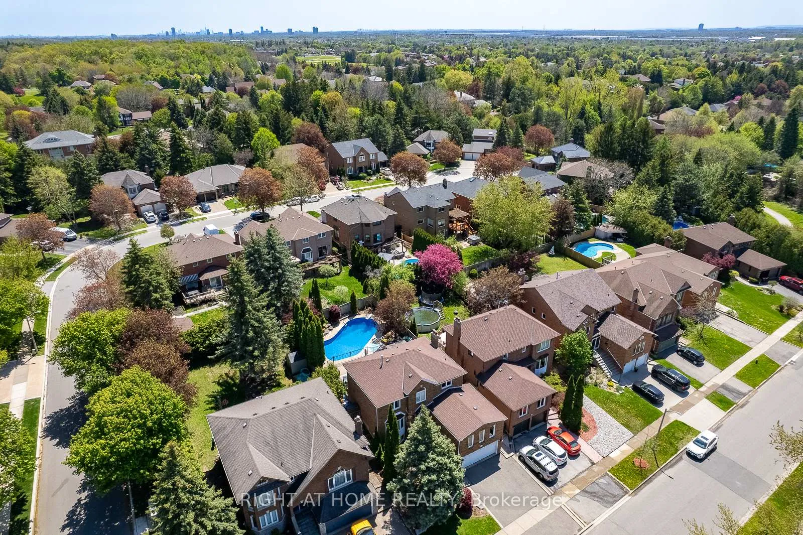 Photo 4 of 41 Christie Drive, Brampton, Snelgrove — HOMEH