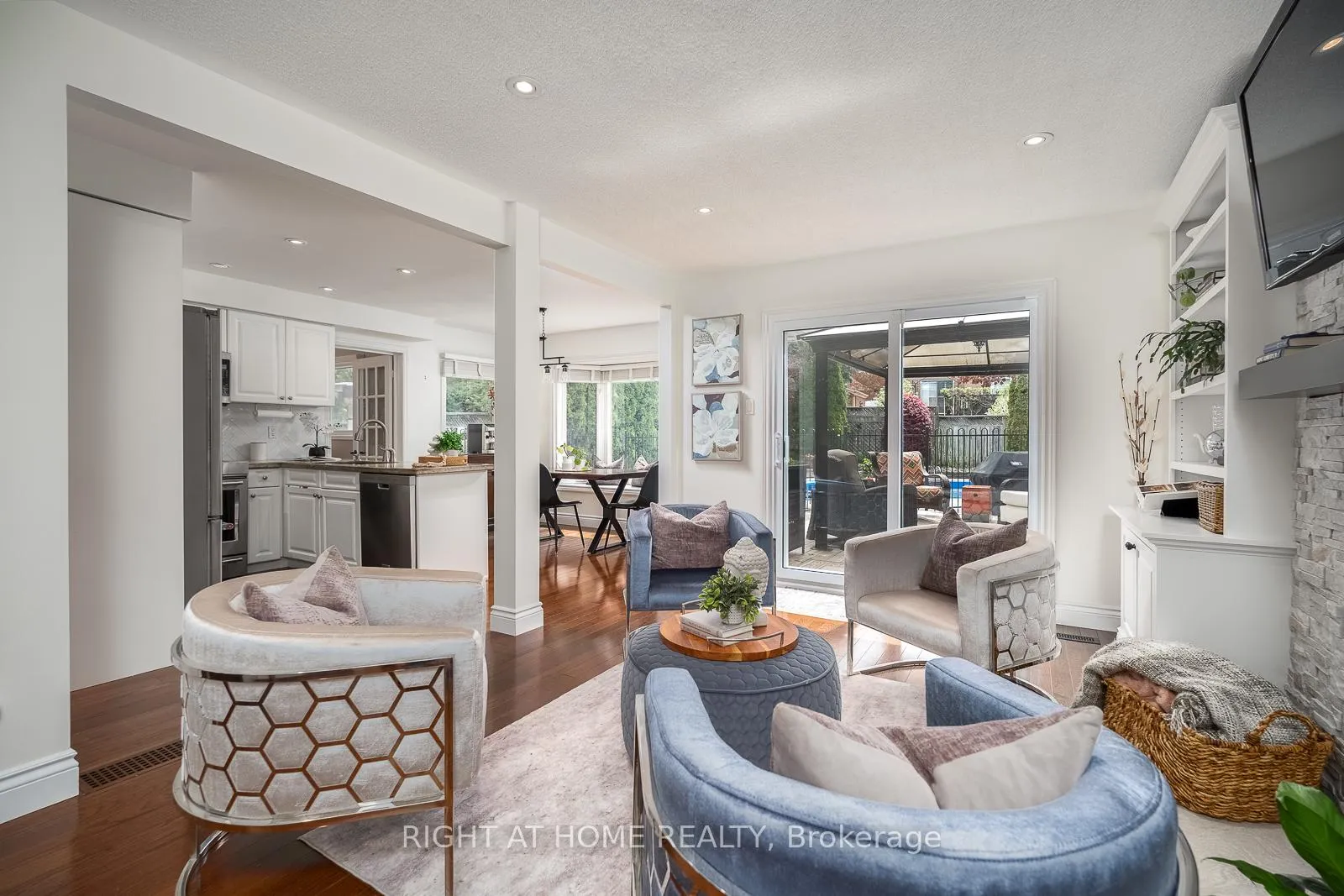 Photo 9 of 41 Christie Drive, Brampton, Snelgrove — HOMEH