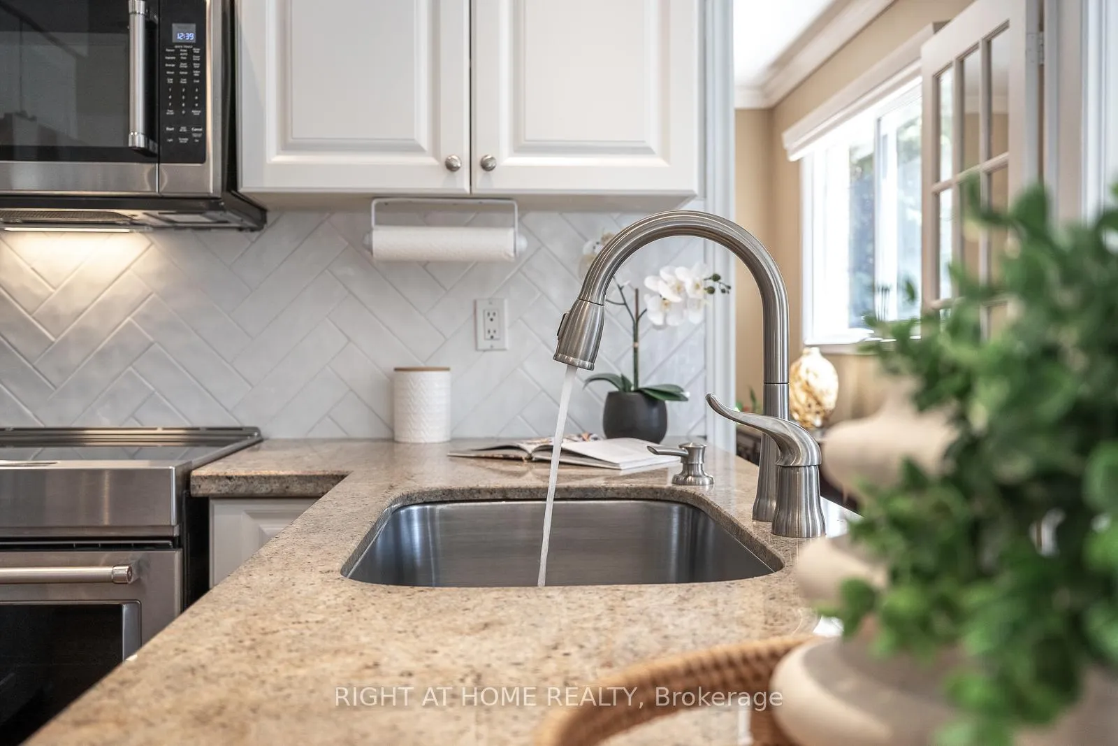 Photo 12 of 41 Christie Drive, Brampton, Snelgrove — HOMEH