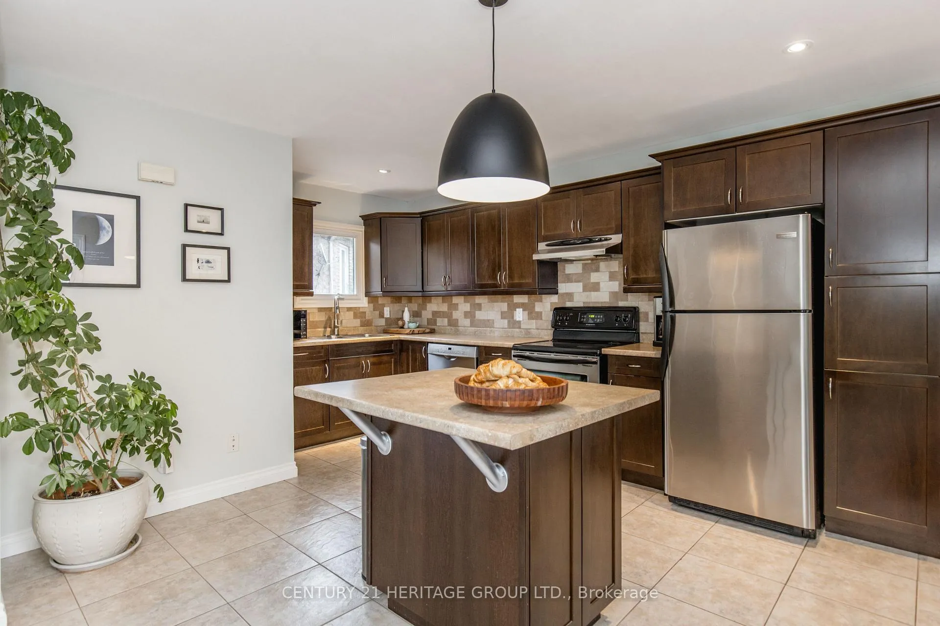 Photo 23 of 38 Dale Drive, New Tecumseth, Beeton — HOMEH