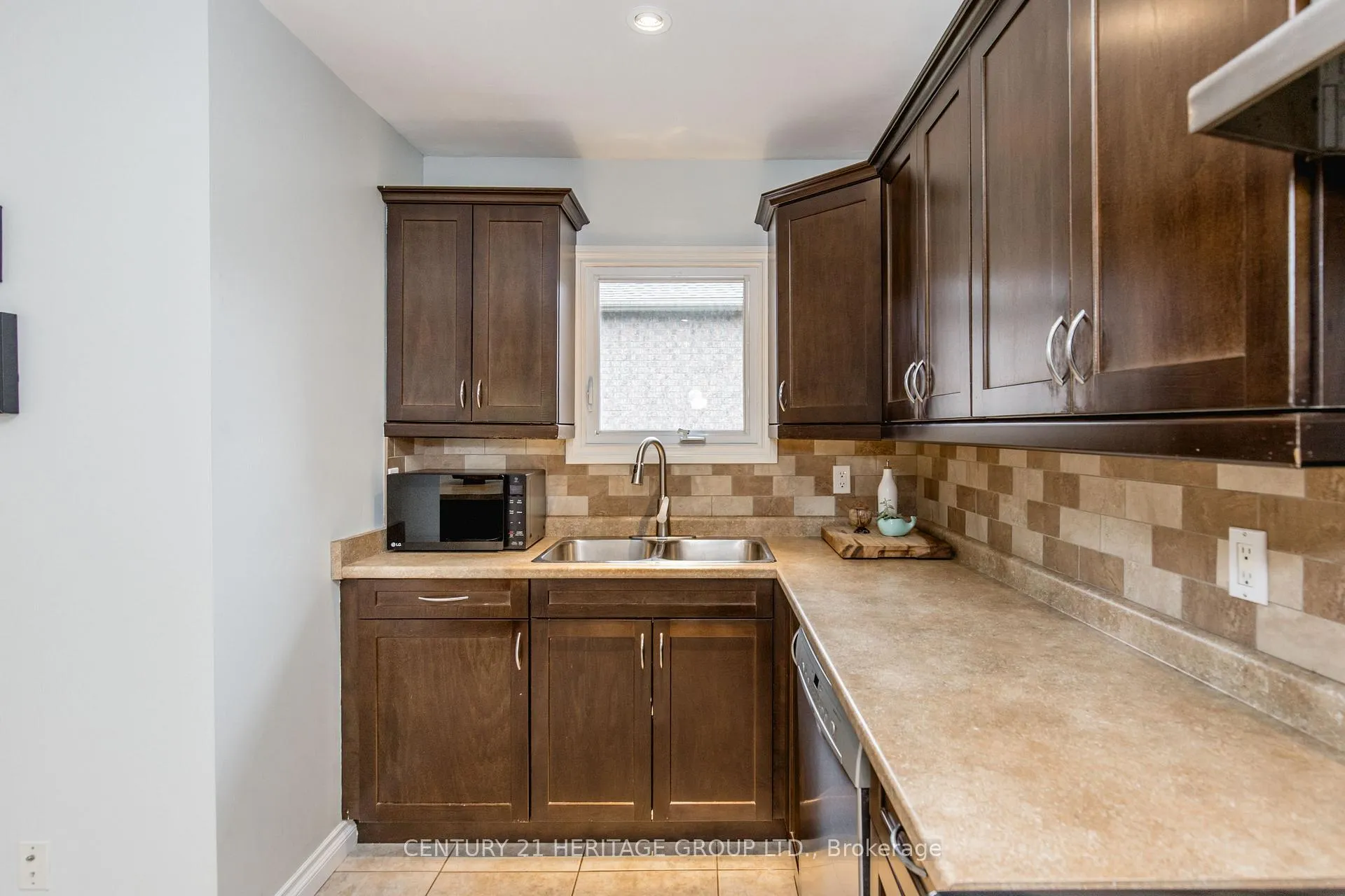 Photo 24 of 38 Dale Drive, New Tecumseth, Beeton — HOMEH