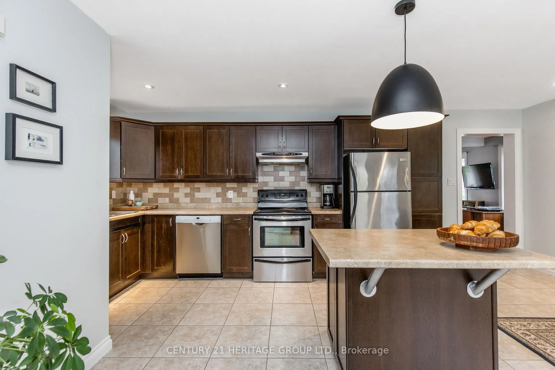 Photo 25 of 38 Dale Drive, New Tecumseth, Beeton — HOMEH