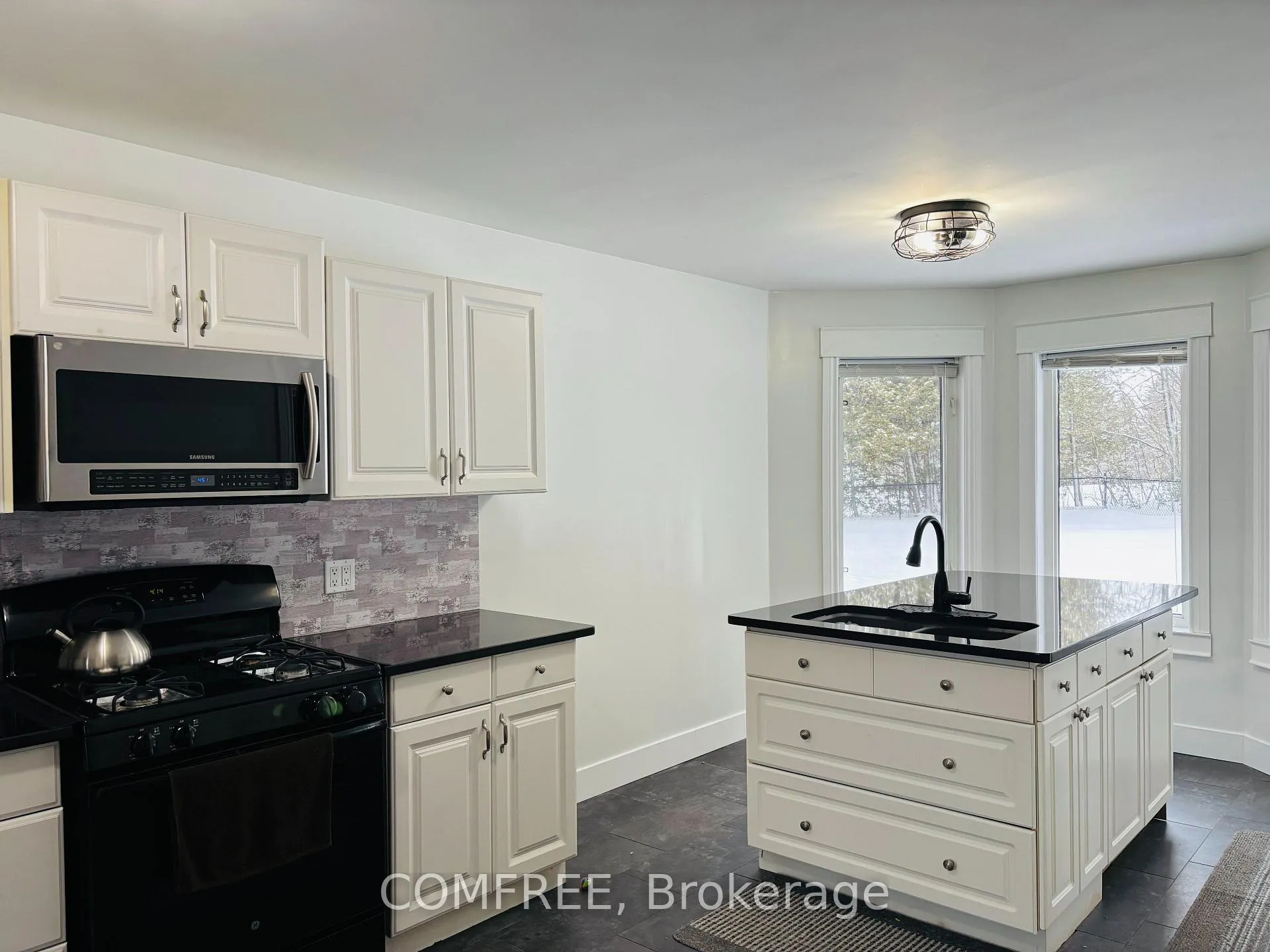 Photo 12 of 25 Mcgregor Court, Southgate — HOMEH