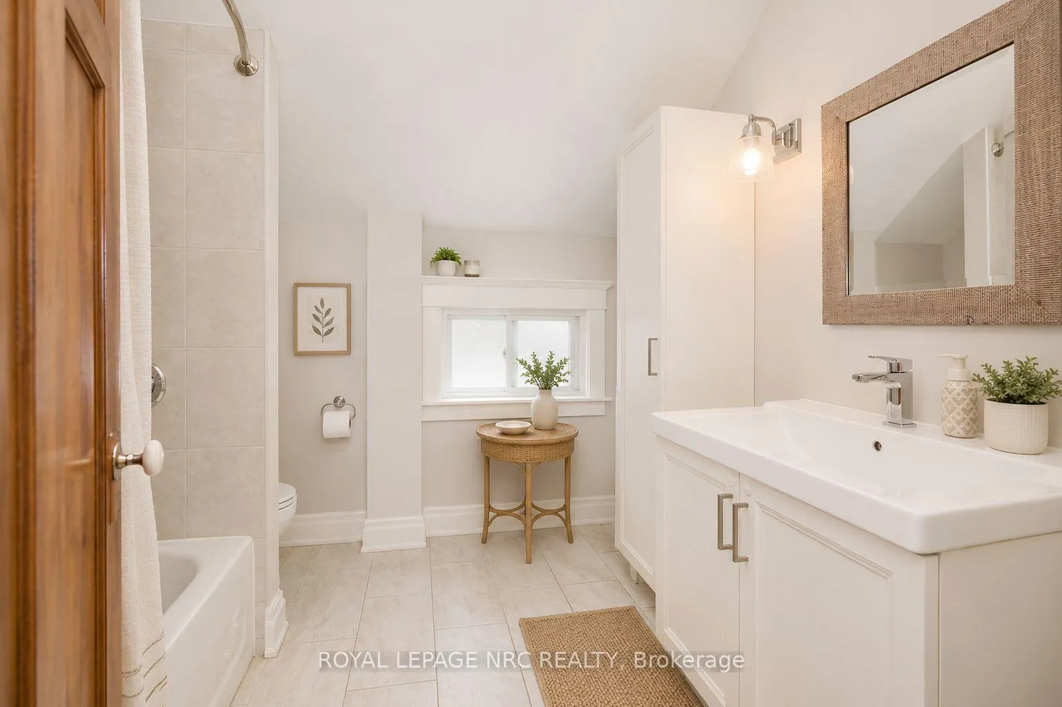 Photo 3 of 92 Dufferin Street, St. Catharines, Downtown — HOMEH