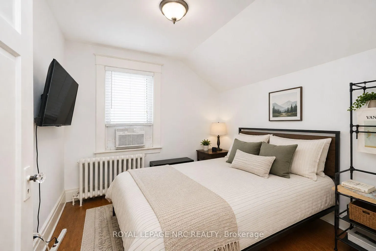 Photo 5 of 92 Dufferin Street, St. Catharines, Downtown — HOMEH
