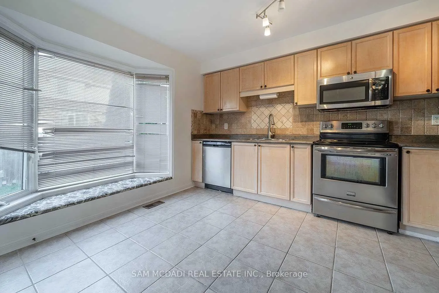 Photo 8 of 2447 Baintree Crescent, Oakville, Westmount — HOMEH