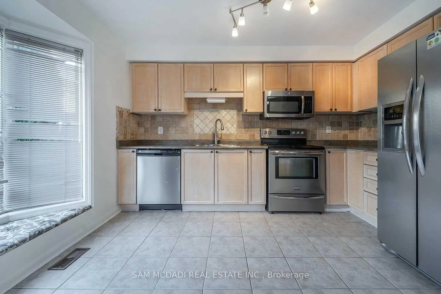 Photo 9 of 2447 Baintree Crescent, Oakville, Westmount — HOMEH