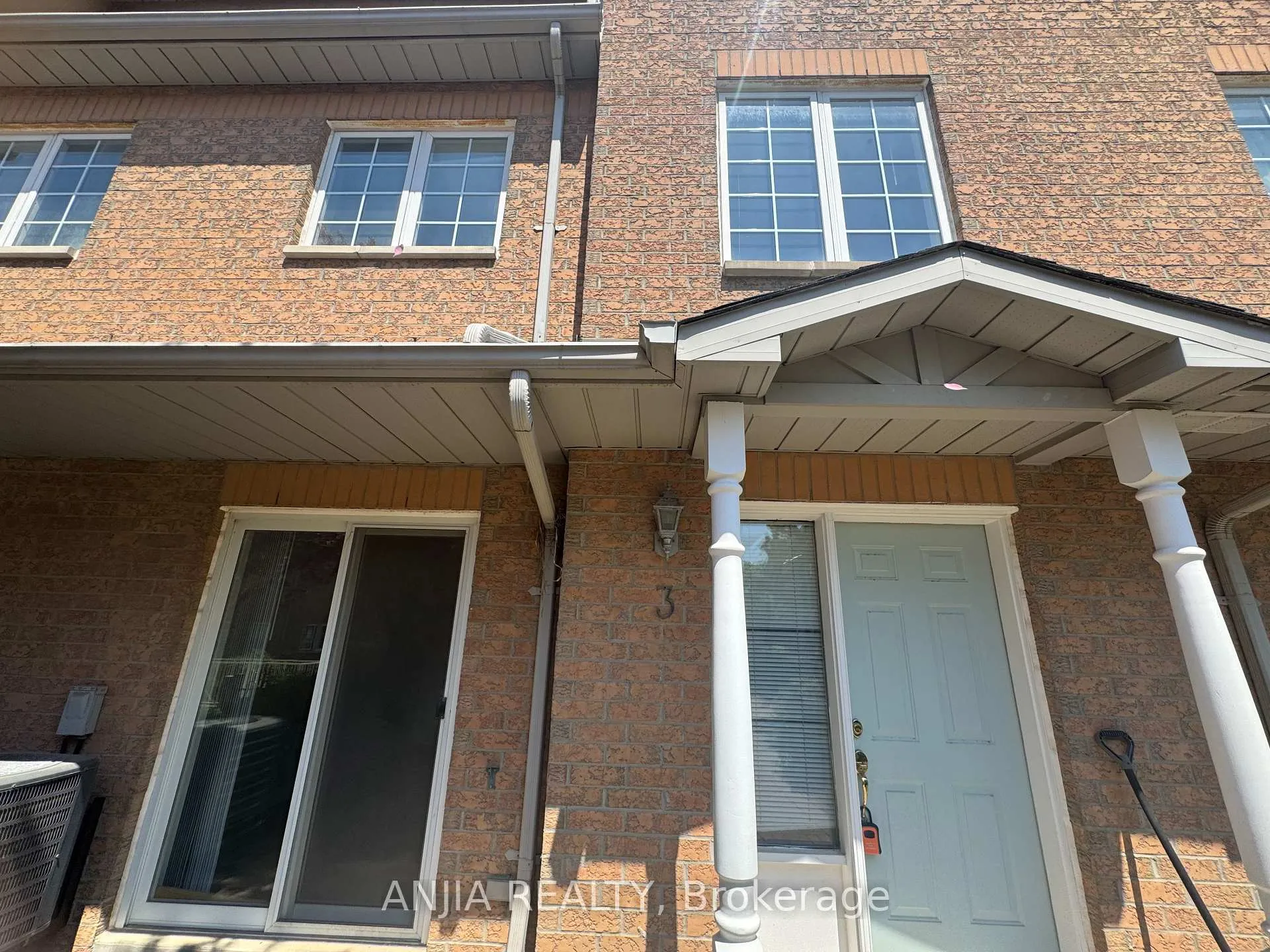 Photo 2 of Unit 3, 2 Alpen Way, Markham, Unionville — HOMEH