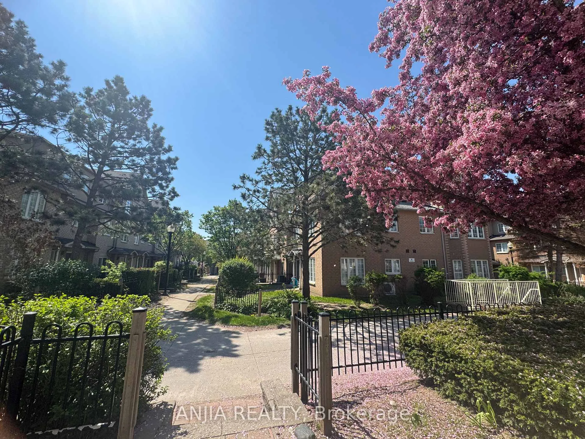 Photo 3 of Unit 3, 2 Alpen Way, Markham, Unionville — HOMEH