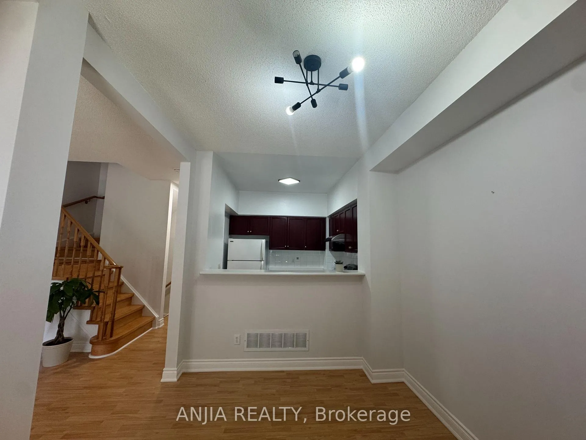 Photo 4 of Unit 3, 2 Alpen Way, Markham, Unionville — HOMEH