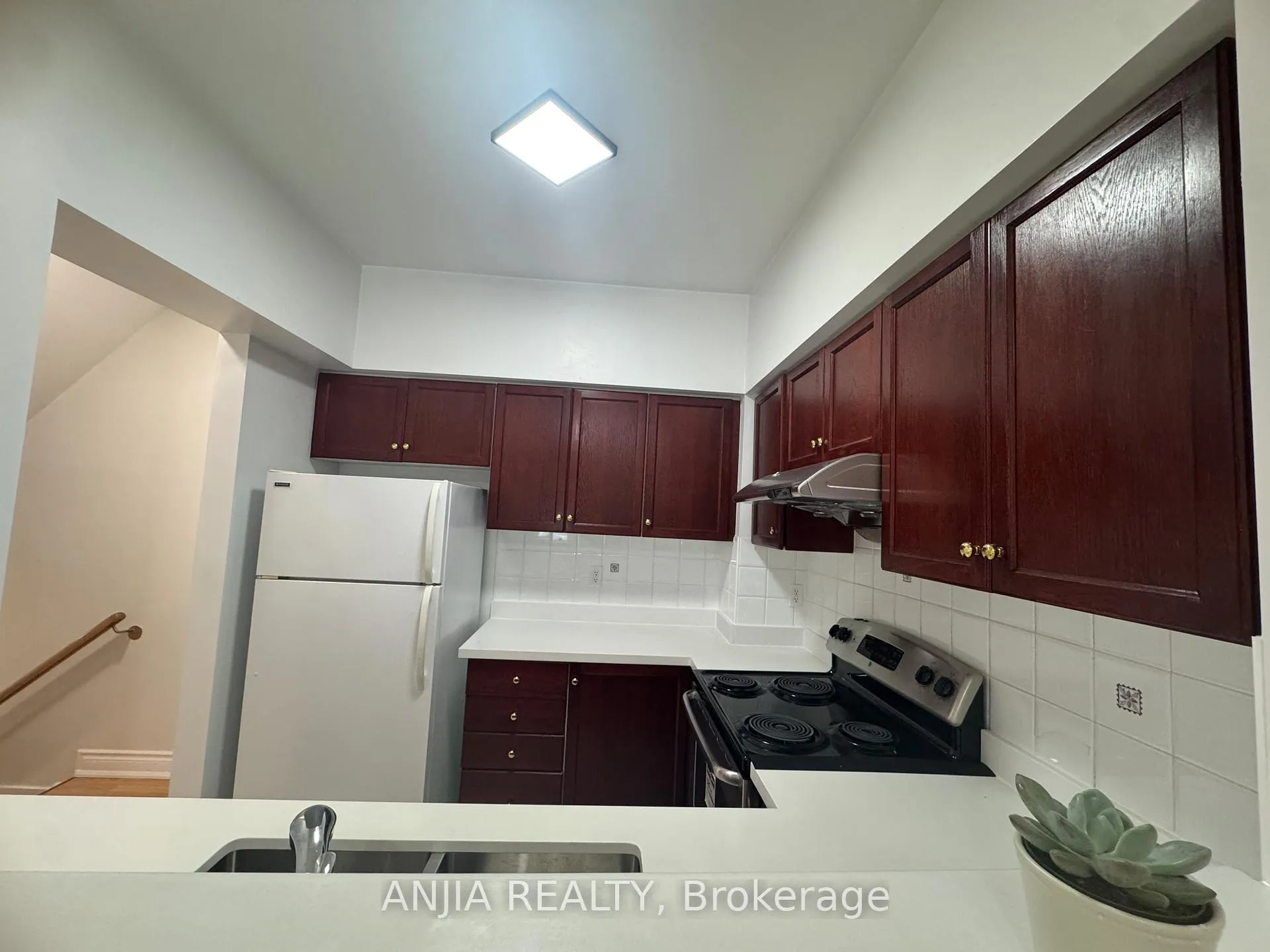 Photo 5 of Unit 3, 2 Alpen Way, Markham, Unionville — HOMEH