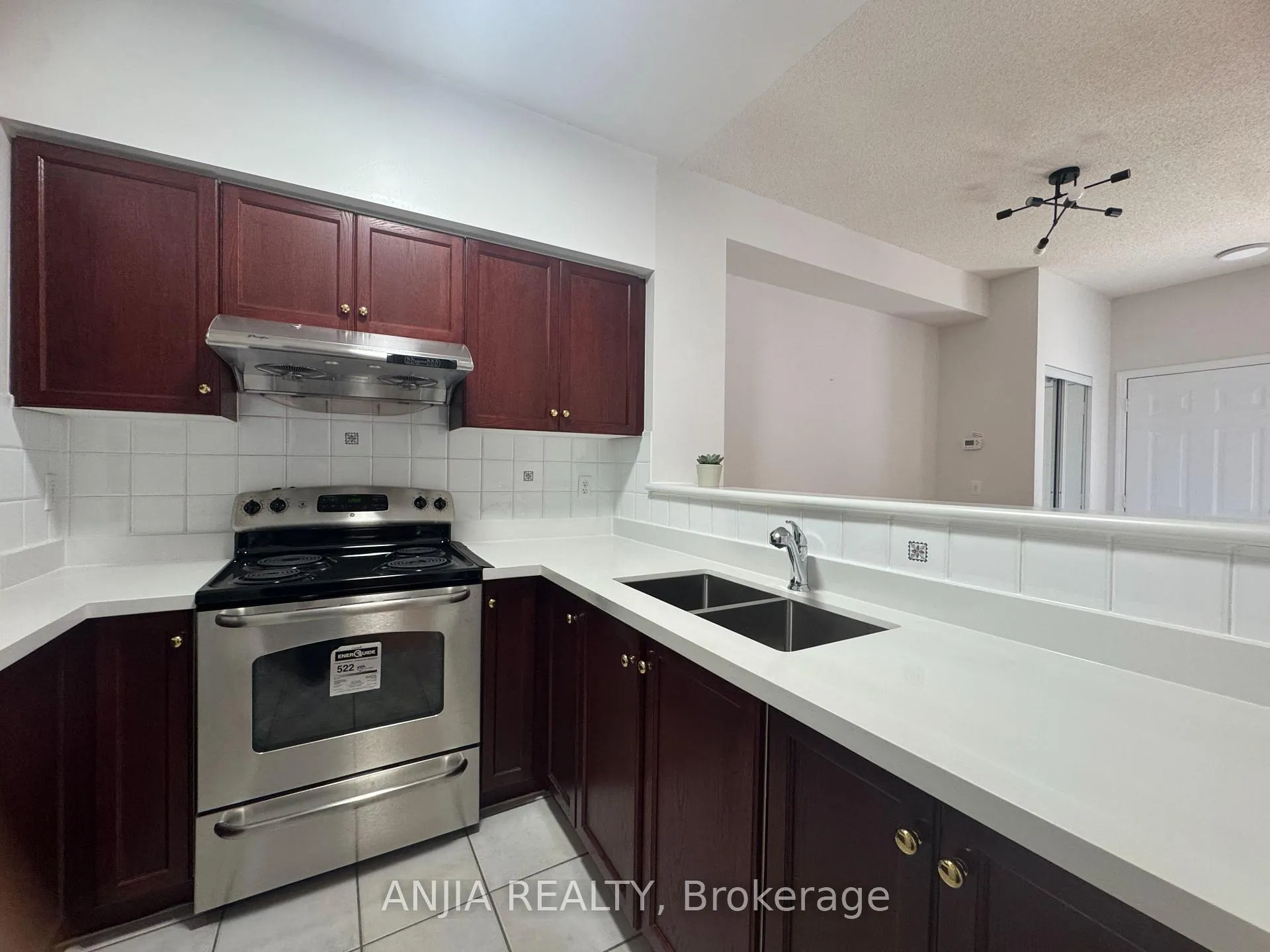 Photo 6 of Unit 3, 2 Alpen Way, Markham, Unionville — HOMEH