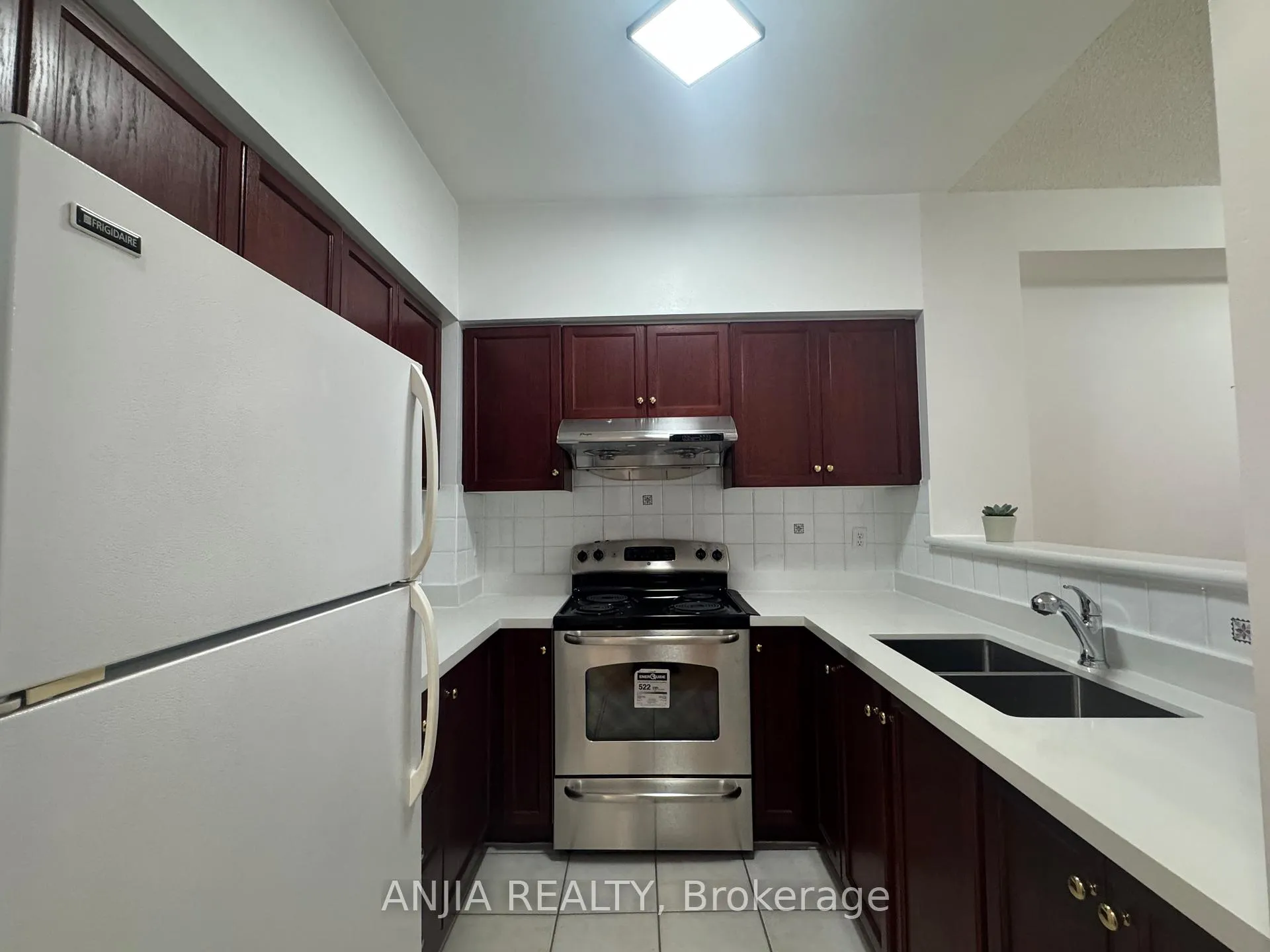 Photo 7 of Unit 3, 2 Alpen Way, Markham, Unionville — HOMEH