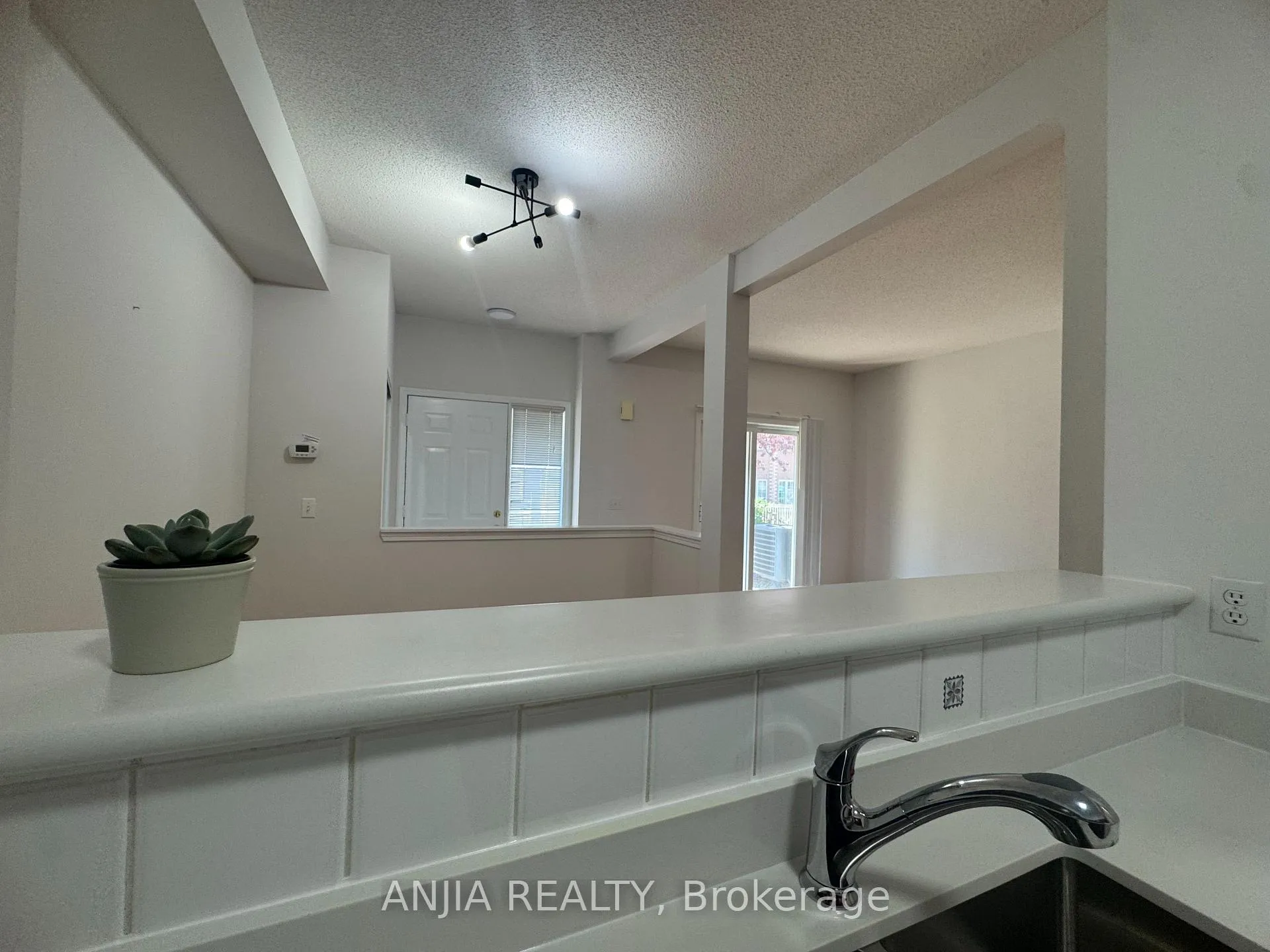 Photo 8 of Unit 3, 2 Alpen Way, Markham, Unionville — HOMEH