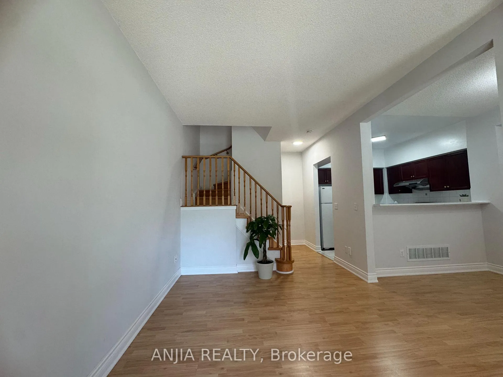 Photo 9 of Unit 3, 2 Alpen Way, Markham, Unionville — HOMEH