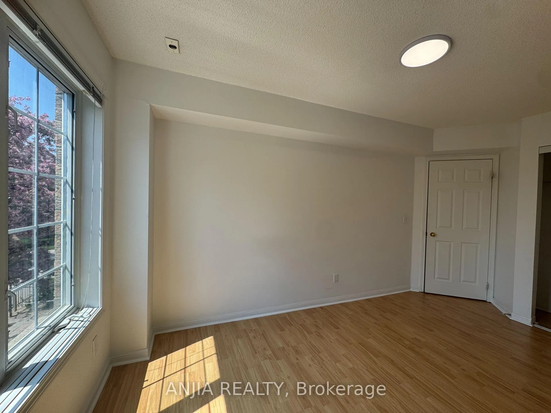 Photo 10 of Unit 3, 2 Alpen Way, Markham, Unionville — HOMEH