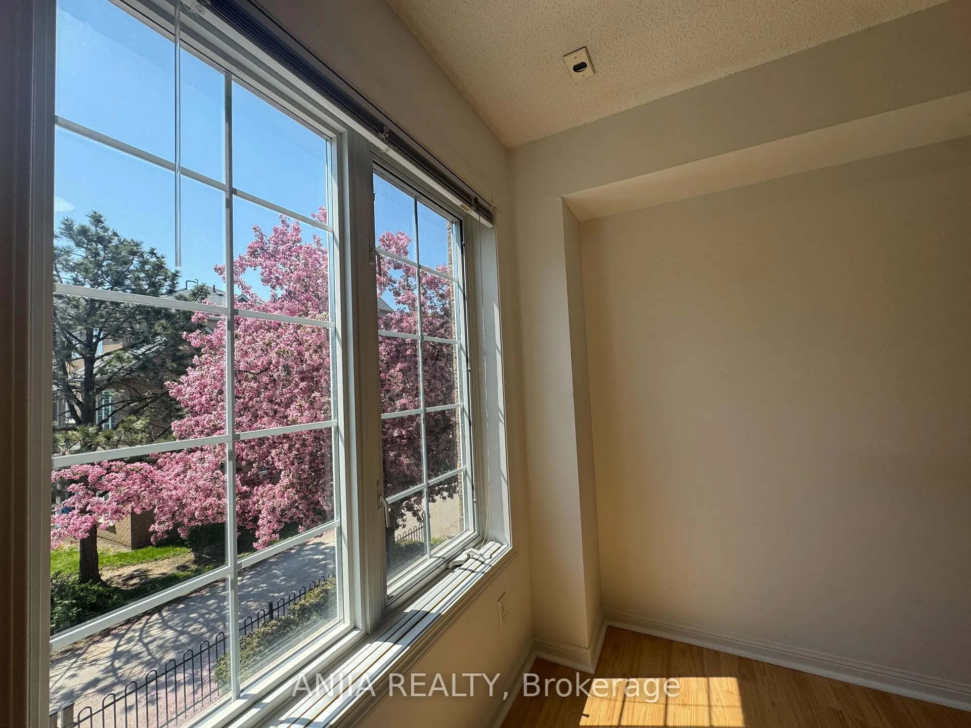 Photo 11 of Unit 3, 2 Alpen Way, Markham, Unionville — HOMEH