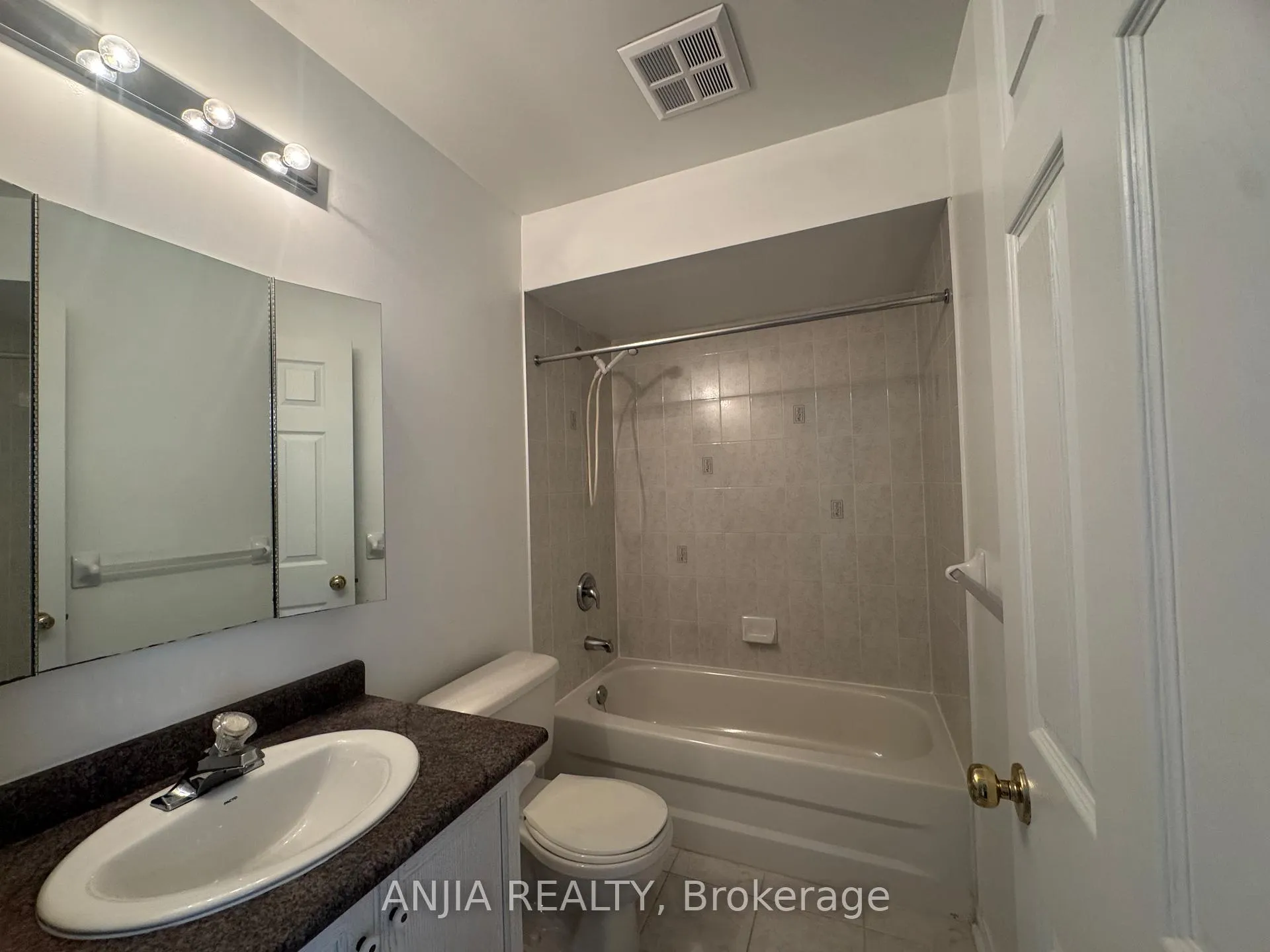 Photo 16 of Unit 3, 2 Alpen Way, Markham, Unionville — HOMEH