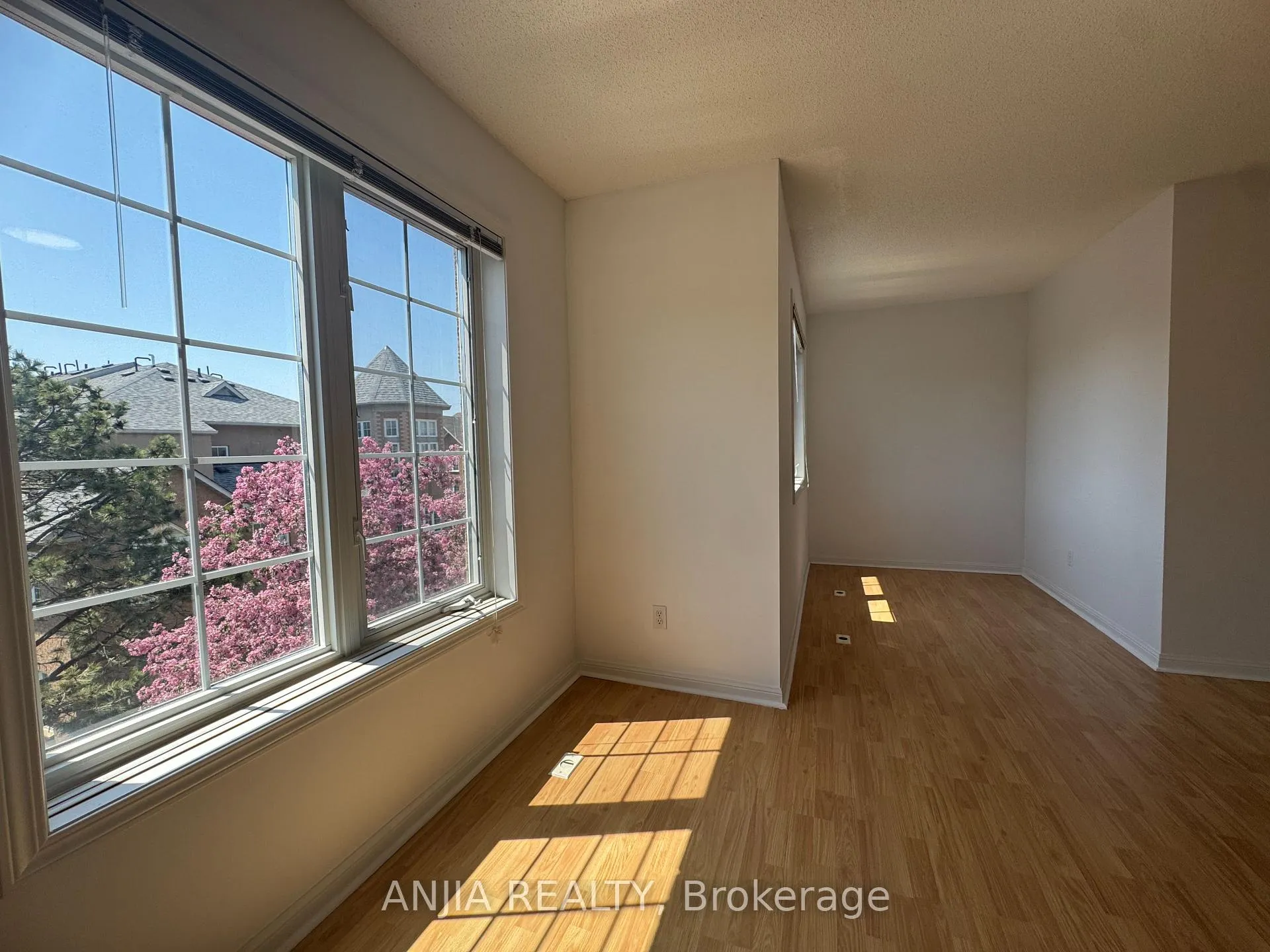 Photo 18 of Unit 3, 2 Alpen Way, Markham, Unionville — HOMEH