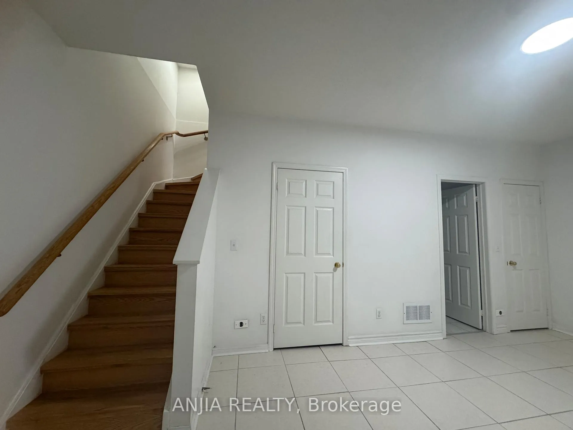 Photo 21 of Unit 3, 2 Alpen Way, Markham, Unionville — HOMEH
