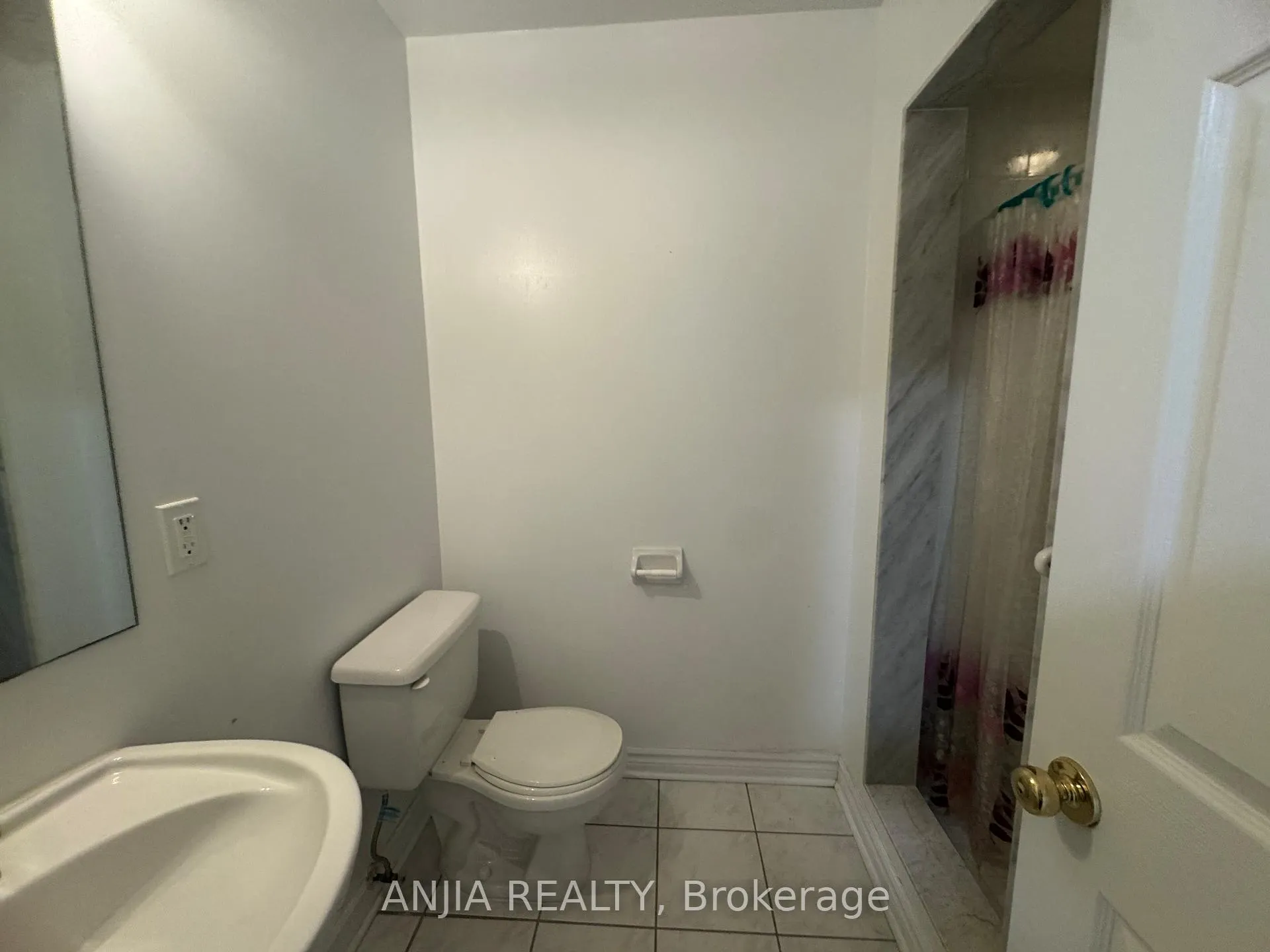 Photo 23 of Unit 3, 2 Alpen Way, Markham, Unionville — HOMEH