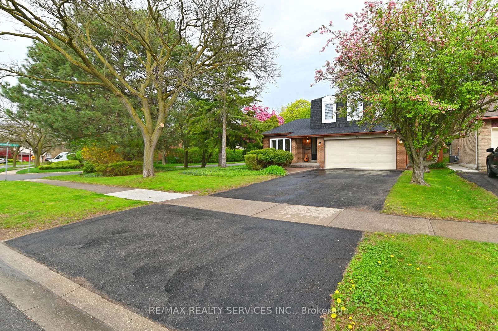 Photo 2 of 65 Massey Street, Brampton, Central Park — HOMEH