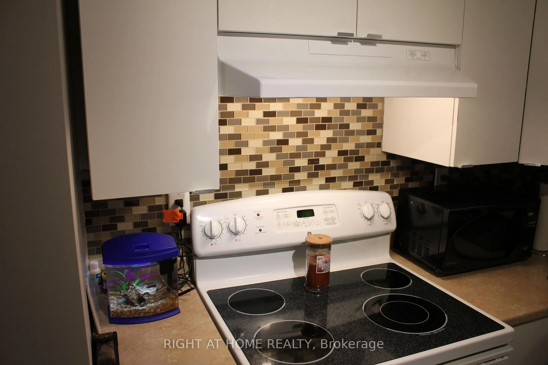Photo 3 of Unit 2, 64 Daphne -Lower Crescent, Barrie, Cundles East — HOMEH