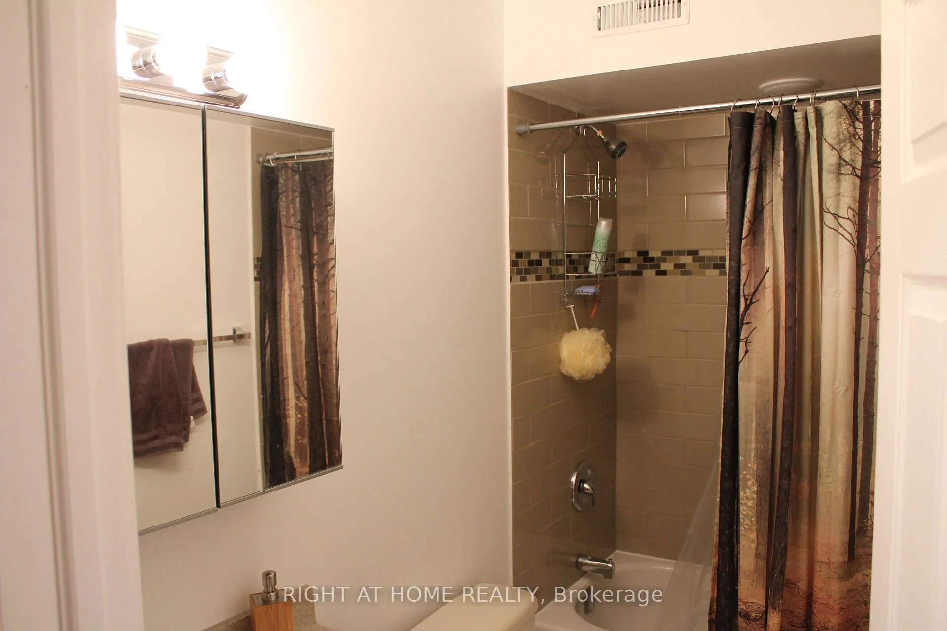 Photo 4 of Unit 2, 64 Daphne -Lower Crescent, Barrie, Cundles East — HOMEH