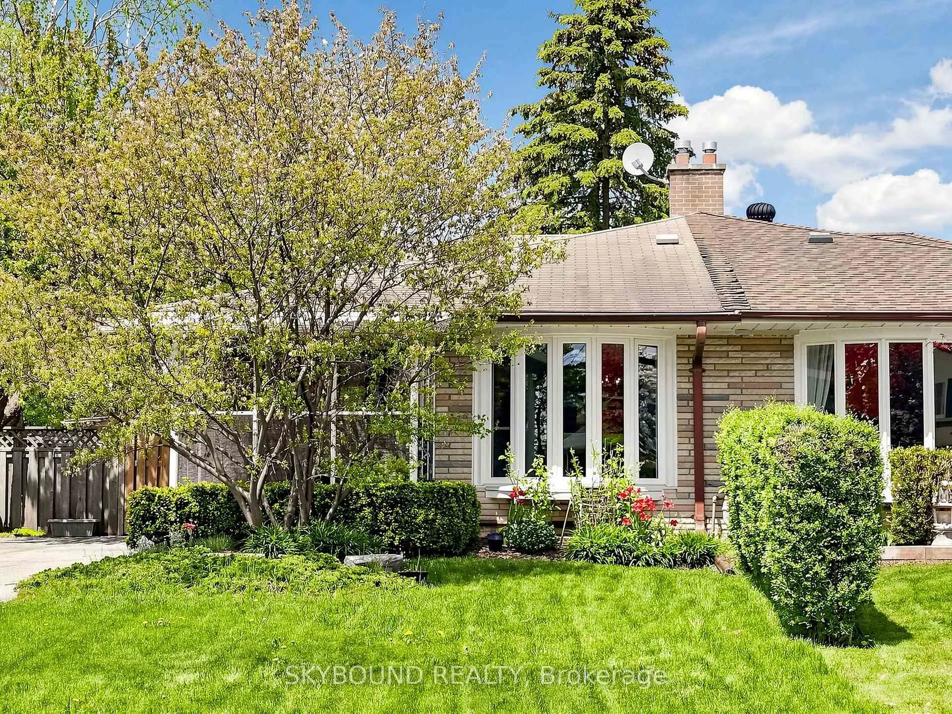 Photo 2 of 22 Friar Tuck Road, Markham, Bullock — HOMEH