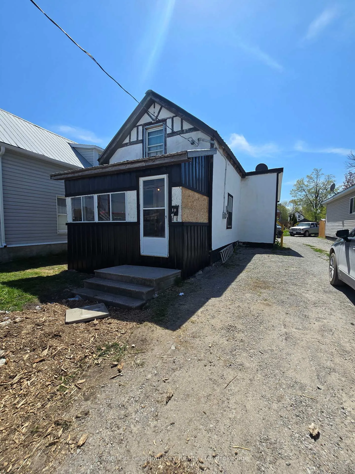 Front of 111 Andrew Street S
