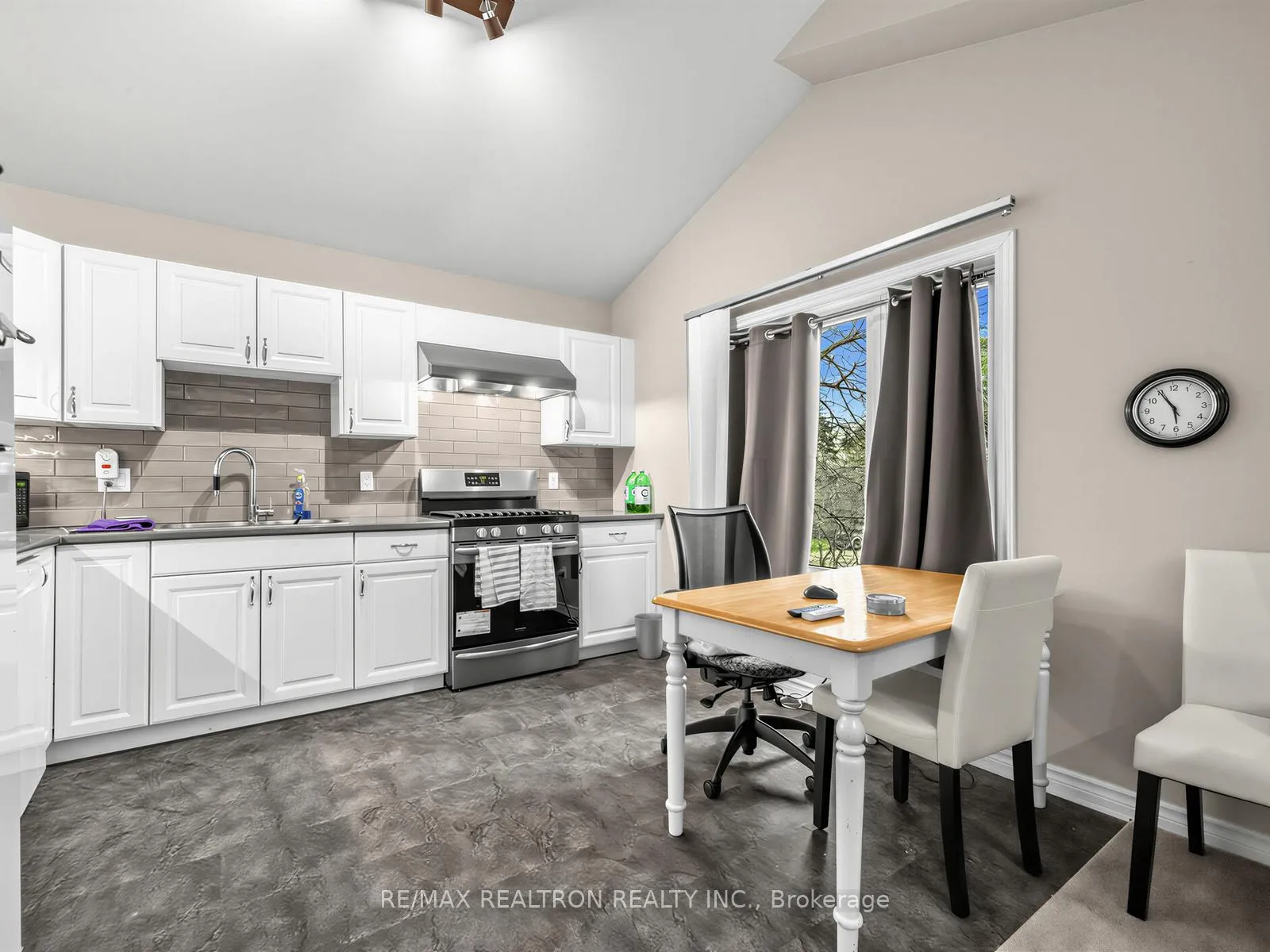 Photo 24 of 1338 Killarney Beach Road, Innisfil, Lefroy — HOMEH
