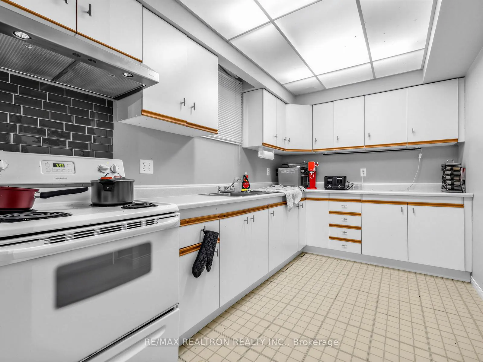 Photo 35 of 1338 Killarney Beach Road, Innisfil, Lefroy — HOMEH