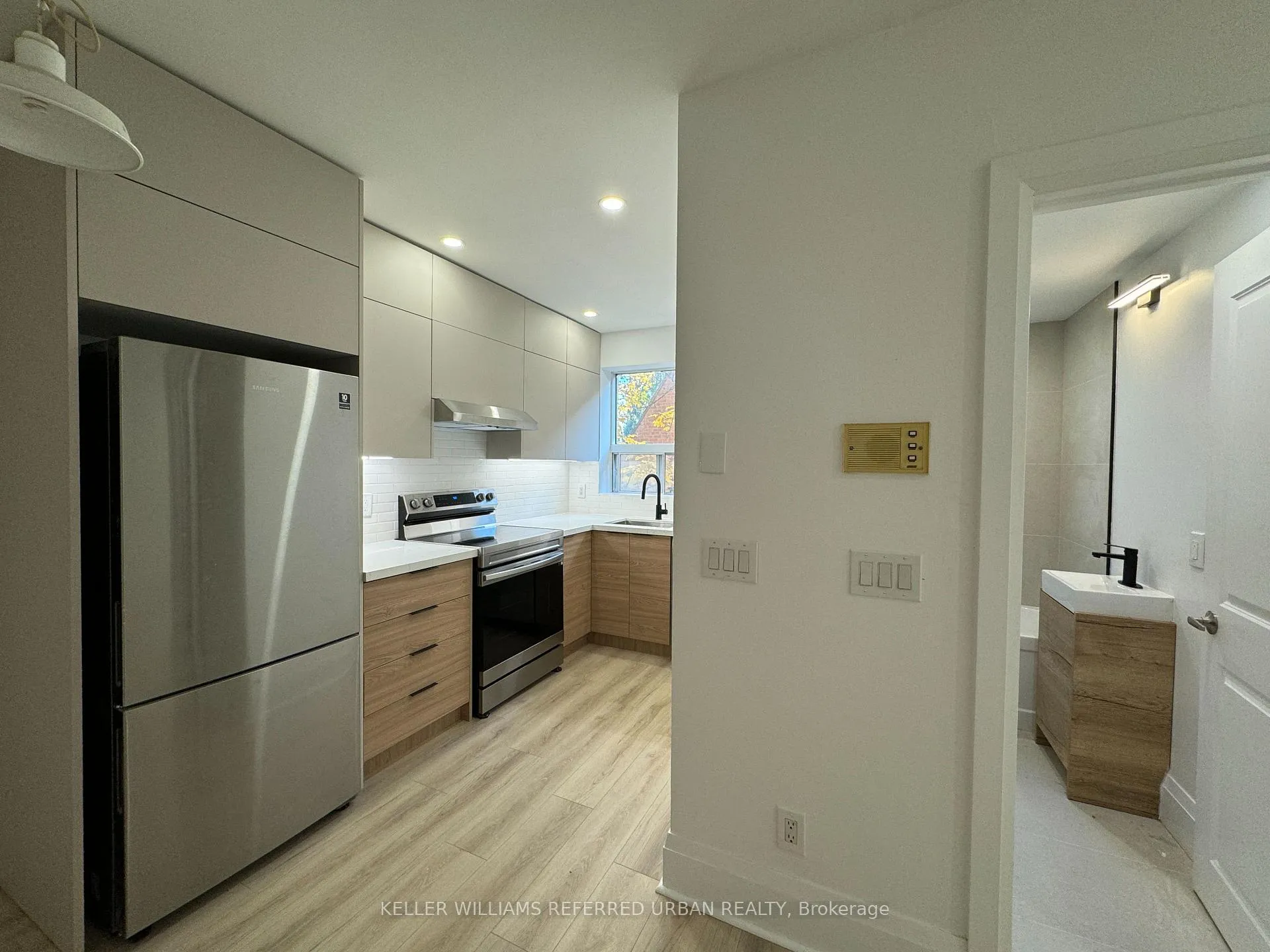 Photo 3 of Unit 4, 823 Millwood Road, Toronto, Leaside — HOMEH