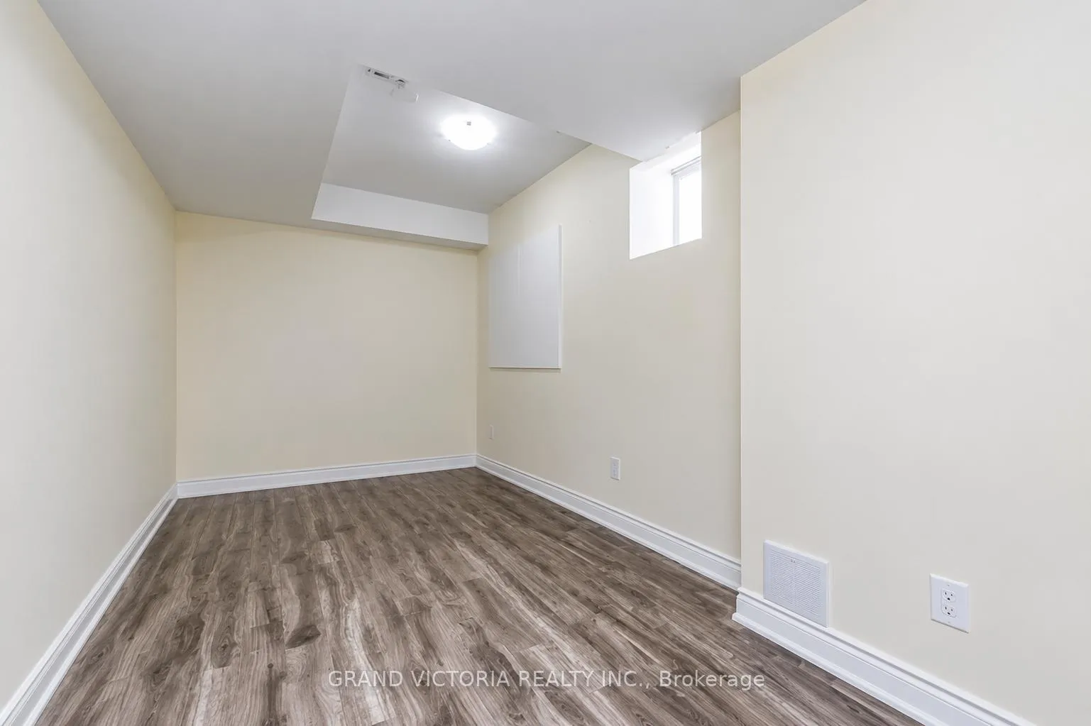 Photo 8 of 4 Mussle White Road, Brampton, Bram West — HOMEH