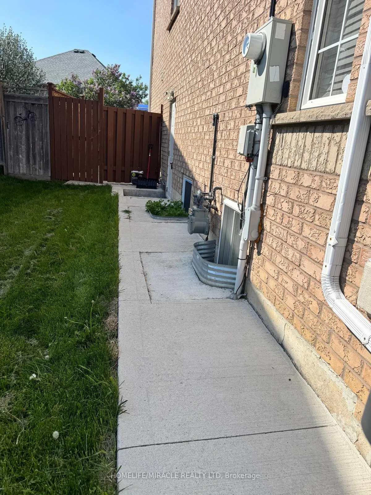 Photo 2 of Unit Unit 2-Bsmt, 120 Viceroy Crescent, Brampton, Northwest Sandalwood Parkway — HOMEH