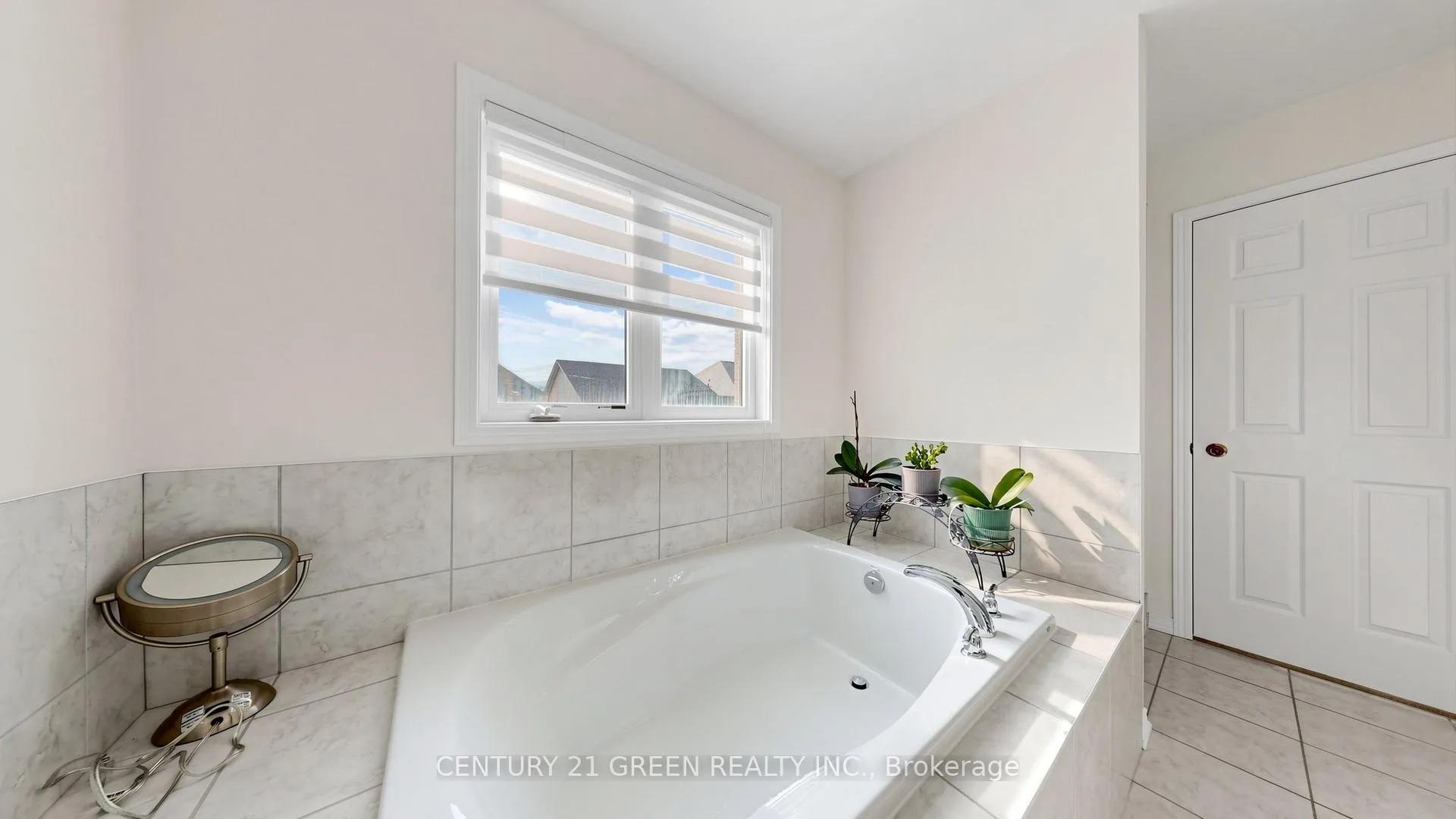 Photo 15 of 7849 Hoptree Road, Niagara Falls, Brown — HOMEH