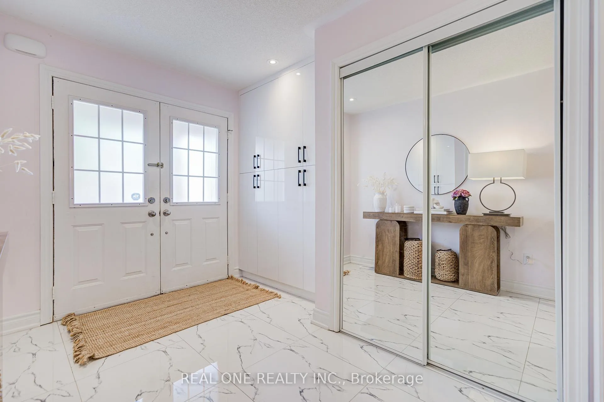 Photo 2 of 111 Viscount Drive, Markham, Berczy — HOMEH