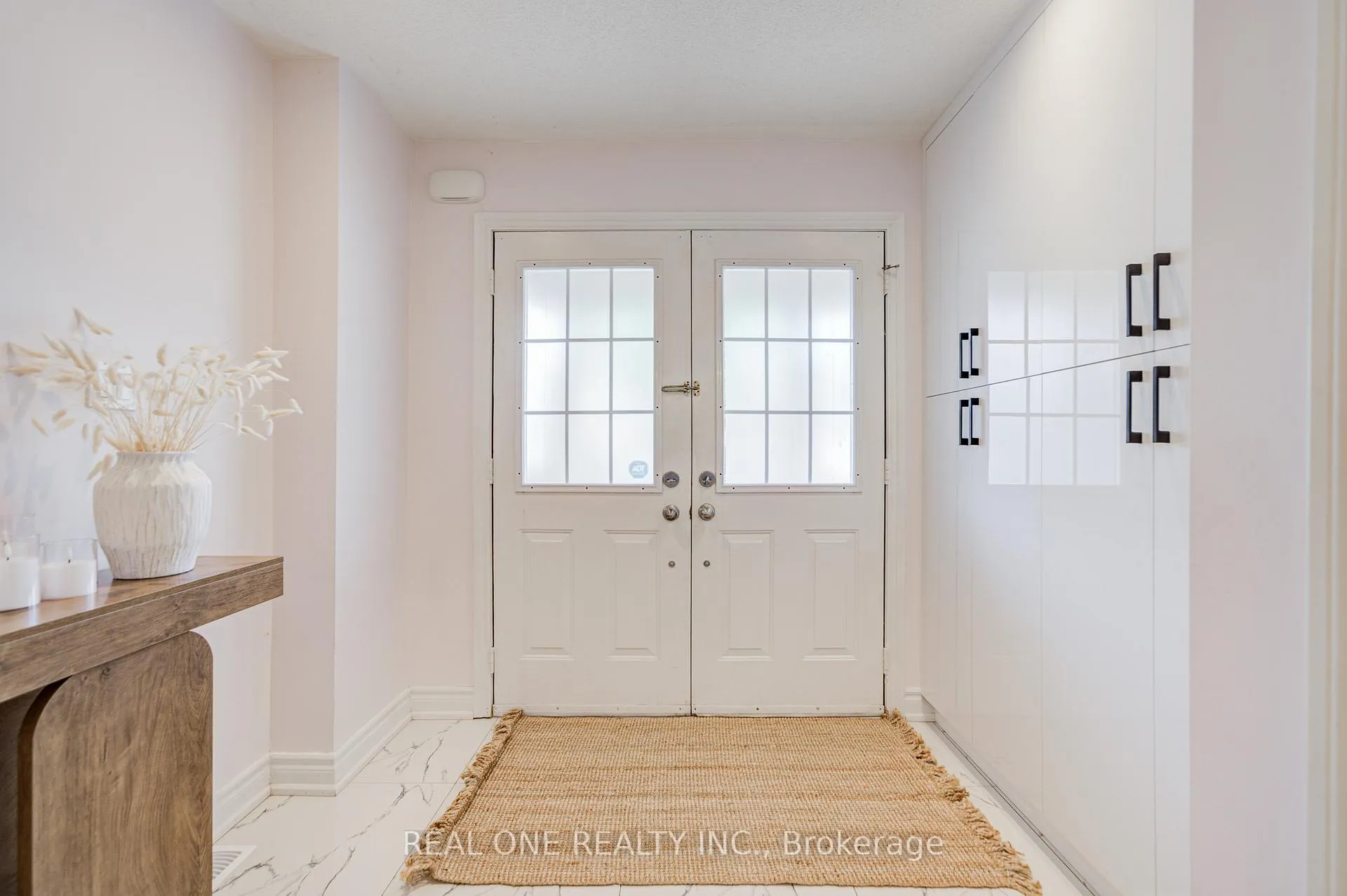 Photo 3 of 111 Viscount Drive, Markham, Berczy — HOMEH