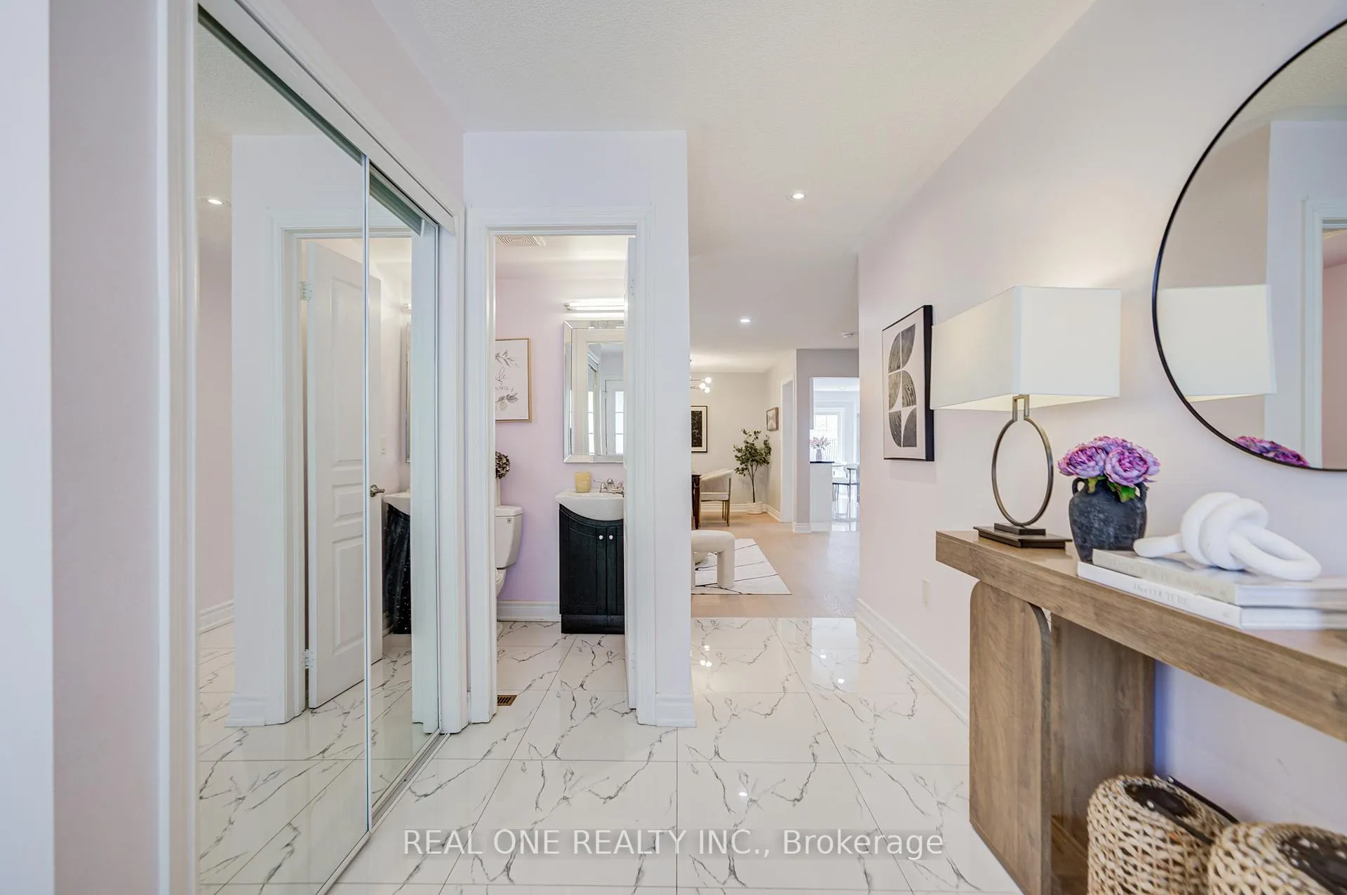 Photo 4 of 111 Viscount Drive, Markham, Berczy — HOMEH