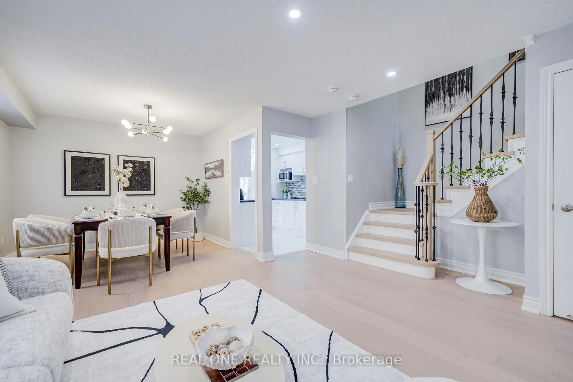 Photo 10 of 111 Viscount Drive, Markham, Berczy — HOMEH