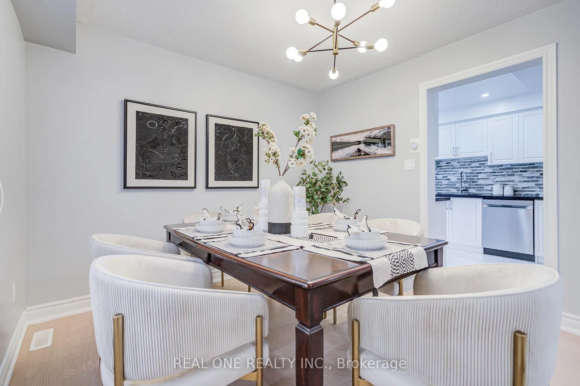 Photo 12 of 111 Viscount Drive, Markham, Berczy — HOMEH
